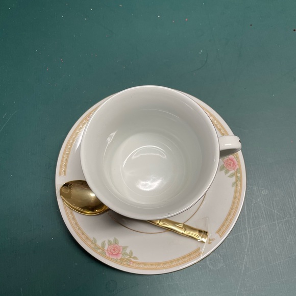 vintage lynns fine china teacup and saucer set - Picture 3 of 4